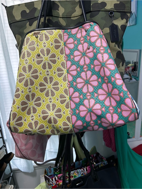 kate spade Handbags - Kate Spade patterned bag close-up